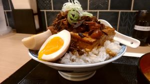 横から見るとこんな感じです。こちらはご飯が大盛り。卵が傾いて、黄身が…。