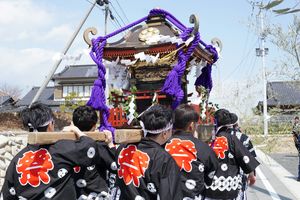 御賽銭が入ると、その場で神輿が上下に躍動する。その瞬間…