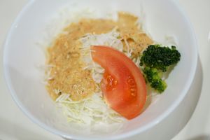 後でドレッシングがある事に気付き、かけてみた。美味し！