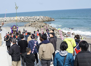 海へ向かう時は、神輿の後に続く観衆も増えていた。