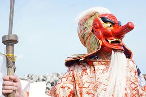 天狗様も海に浸かりながら、祭りを見届けた。