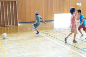 男子はサッカーで遊ぶ…