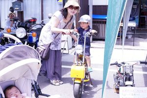 なつかしの車を楽しむ母子。手前左は妹さん。