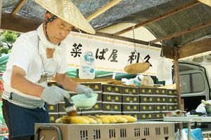 茶舗を営むご家族が、横丁用に露店を…。醤油の香りが香ばしい。