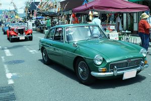 レトロな車が通りを抜けていく。格好良いなぁ。