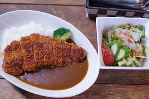 カツカレー（サラダ付き）880円。