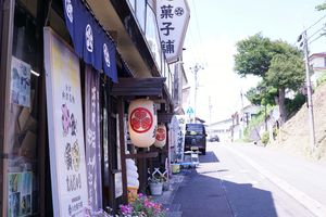 「小池菓子舗」には、お盆で「献灯」と書かれた提灯が。ご先祖さまも迷うまい。