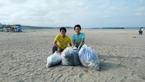 新地町の釣師浜海水浴場でも、直川アナと2人で1時間に3袋分のごみに…。