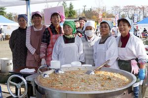 豚汁を作るのは、村のボランティアの女性陣。