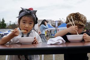 豚汁を食べる姉弟。はふはふ…。