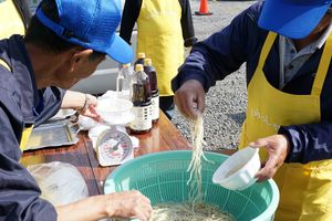 器に蕎麦を移し、秤で同じ量になるよう調整。