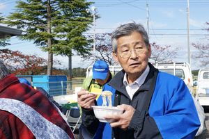 「いやぁ、美味しい！」村長も舌鼓。