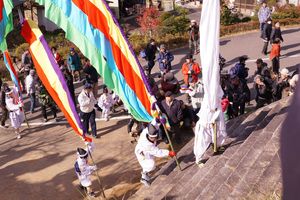 幡が鳥居をくぐっていく…。