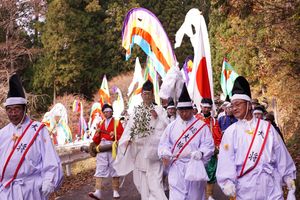 祭りの日のみ、特別通行可能となった道へ。その先には…