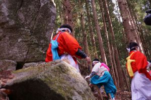 岩を回り込むように、登っていく。