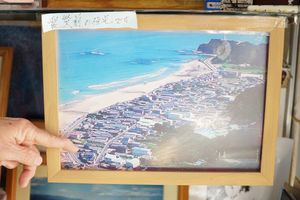 震災前の塩屋埼灯台と薄磯海岸の写真。住宅街が津波の被害に遭った。