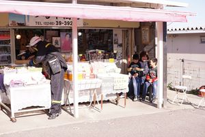 兄弟は今度はお母さんと一緒にお店番。