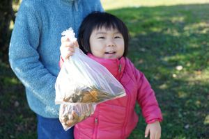 「ツリーに飾るの！」天然のオーナメントを拾い集めていたという。