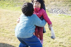 何だかテンションの上がった3姉妹、末っ子を抱えると…