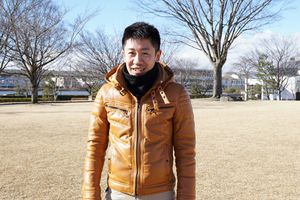 凧揚げの日光対策のサングラスをとったお父さん。