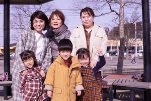 三世代で公園遊び。平和な休日の光景だ。