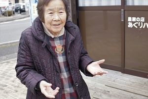 草餅を作って販売して、20年程になるそう…。直売所で人気の一品だ。