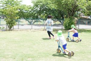 子どもは元気。追いかけられる先生。