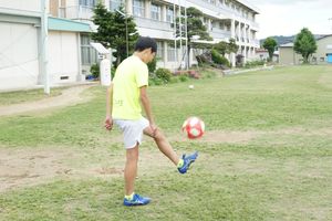 リフティングをこなす中学生。地元のサッカースポーツ少年団出身。道理で…。