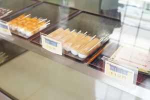 ショーケースに並ぶお団子。焼き団子（右端）は売り切れだった。