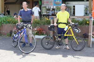 自転車で峠を登って来た2人。