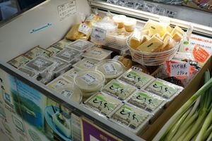 村の豆腐屋さんの豆腐も売られている。