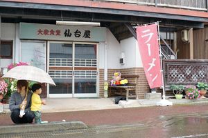 雨の歩道で何をしているのでしょう？