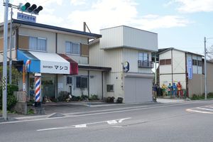 6体の鬼がいるのは、理容店のお隣（右奥に見える）。