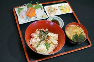 ほっき飯定食（1200円）。いわきの海の幸と旬が、膳にひしめく。