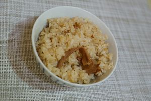 「おかえり　ほっき飯」の炊きあがり。貝は炊き込んであるが、硬くなく、旨味ぎっしりだ。