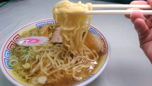 喜多方ラーメンの他にも、チャーシュー麺や餃子、ご飯なども頼める。