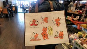 こちらの道の駅限定グッズ。店の方に肩から下げてもらった。※２