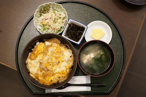 しゃも親子丼。川俣シャモの味の濃さを味わえる。