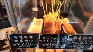 串カツも…。また手切りハンバーグはチーズ入りもある（個数限定）。