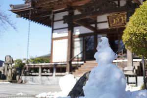 雪だるまが残る妙林寺の境内。子どもの声が響いていた。