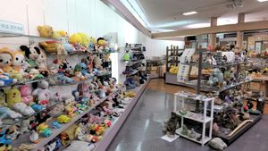 「思い出の品展示場」内部。どれも浪江町民のどなたかの思い出の品だ。