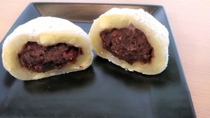 チーズ大福（160円）。餅にチーズが入っている。