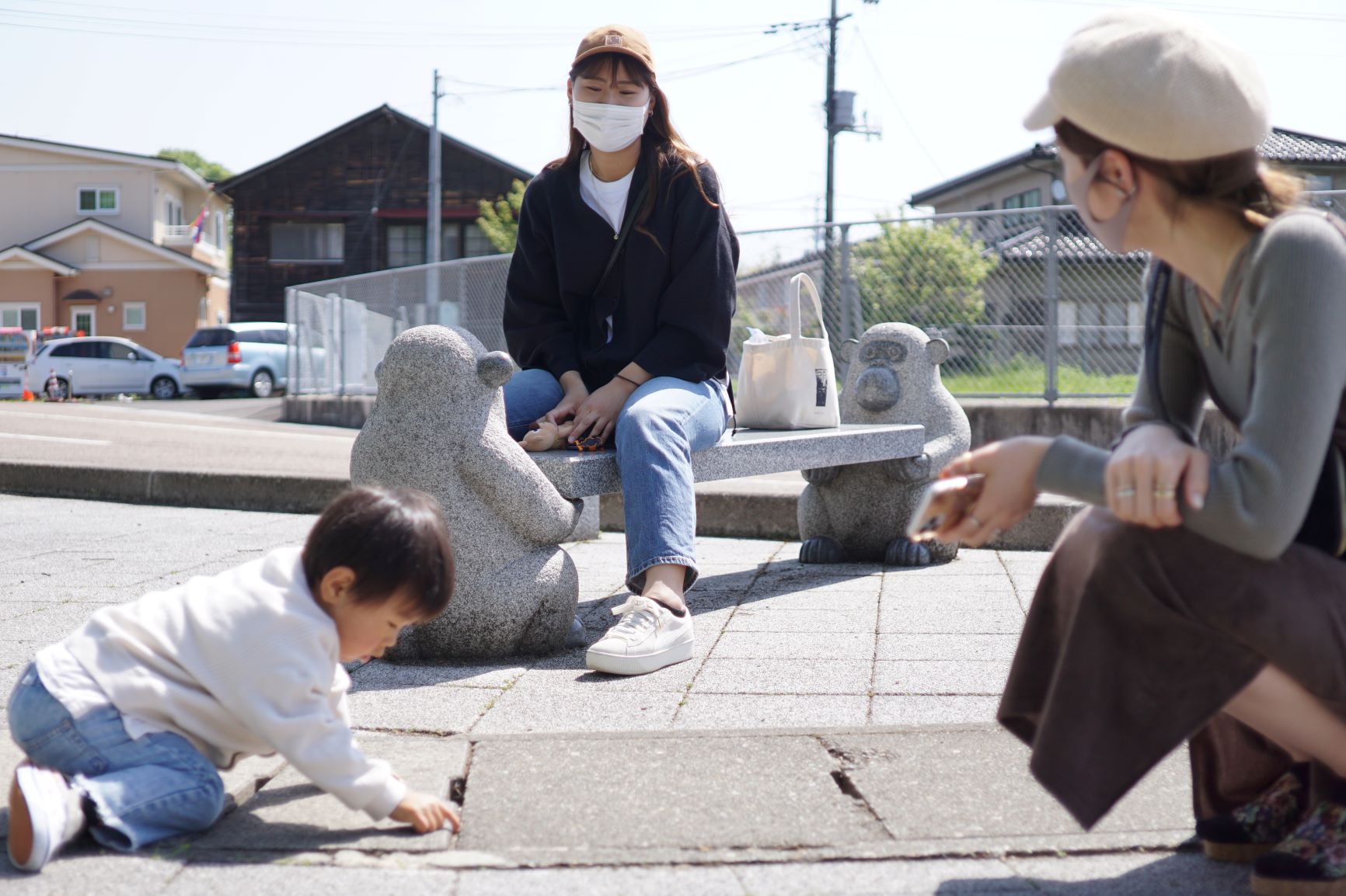 公園入口付近で遊ぶ子どもと…？