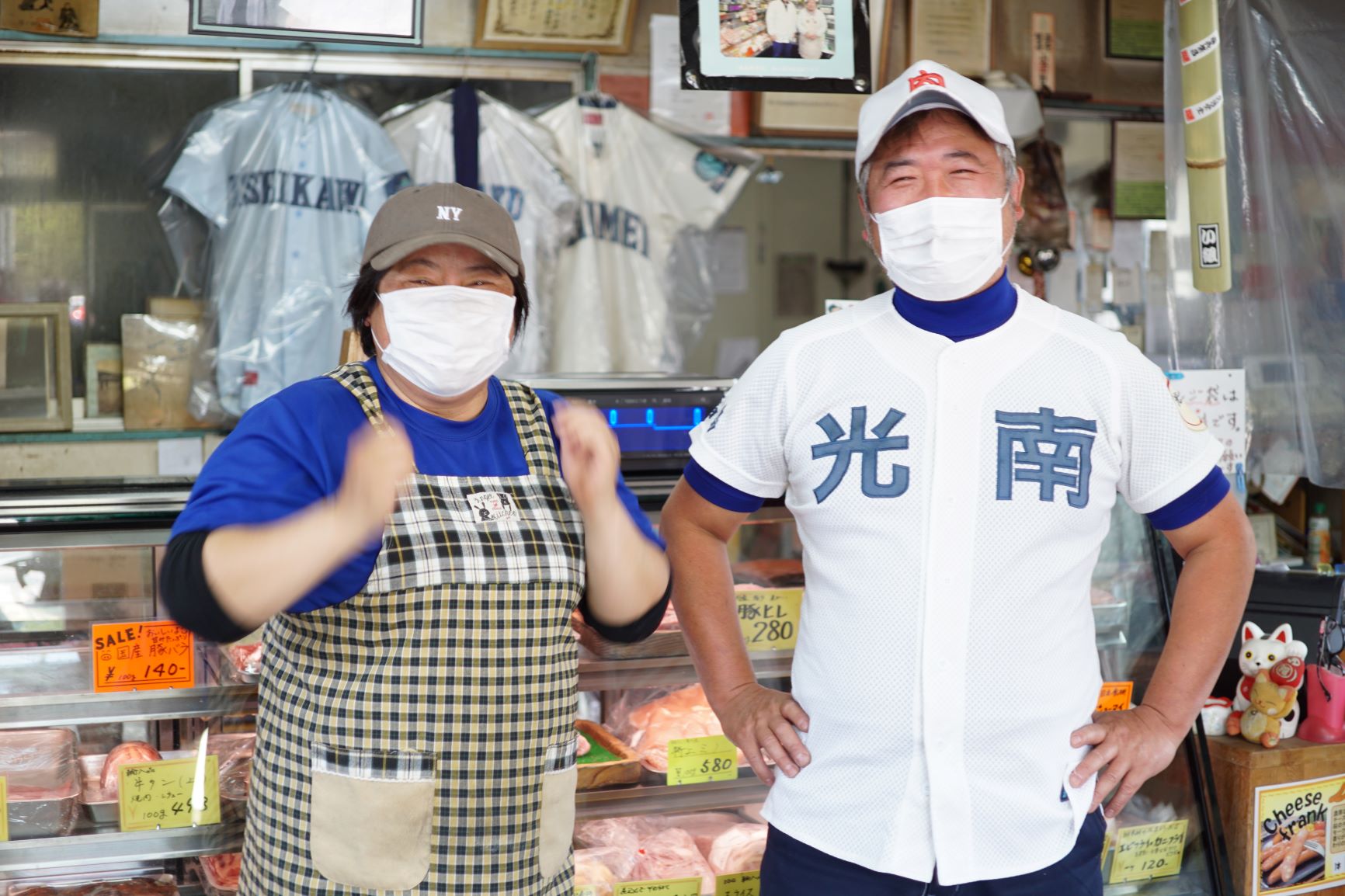 左が”サービス品”を作る奥様。