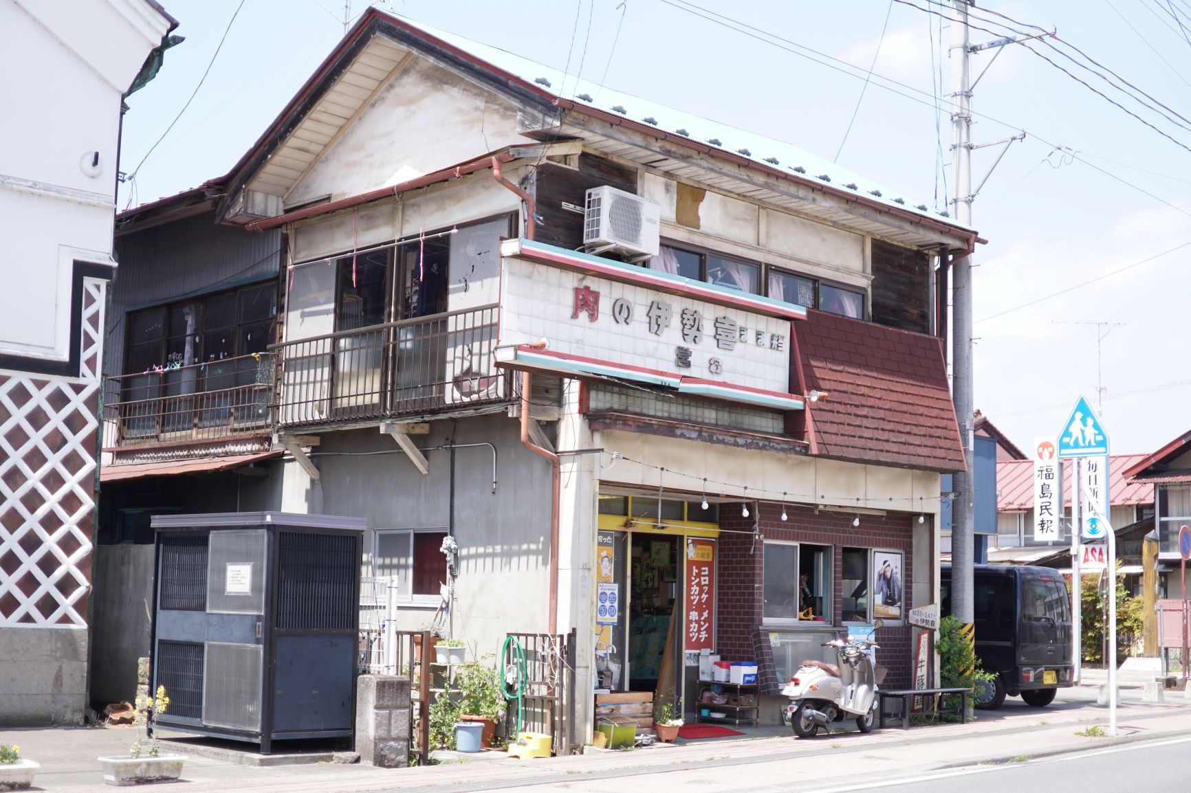 看板の「肉」も、帽子の「肉」と同じく赤文字だ。