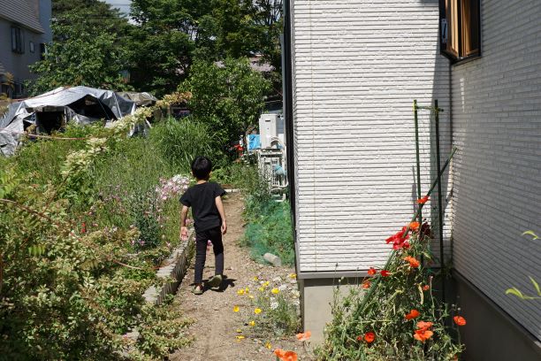 お兄ちゃんは一瞬外へ。実は…