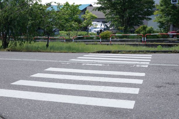 横断歩道の奥に、人影が…。