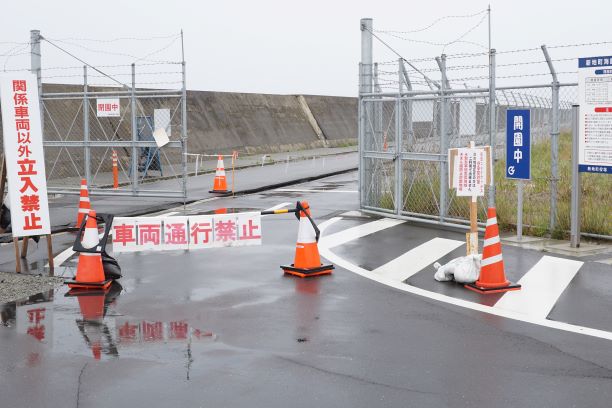 左は閉園中、右は開園中…。開いているので進む。