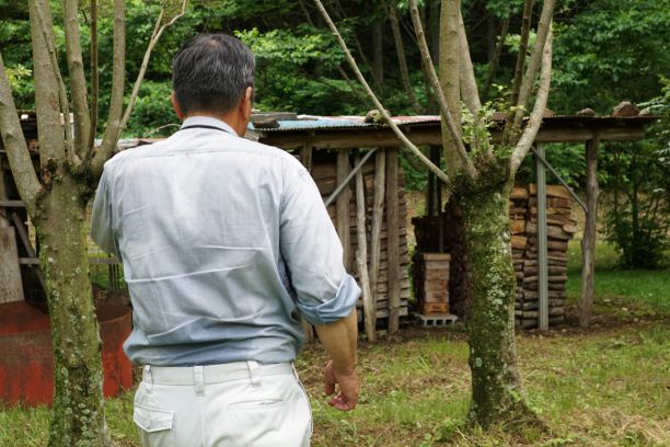 薪置き場には…