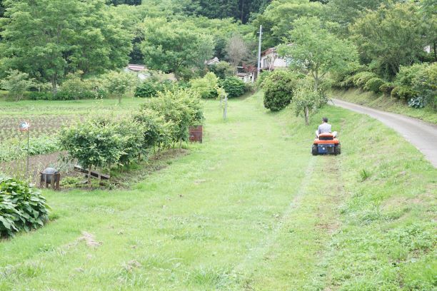 車体の下に草刈り機が付いている。